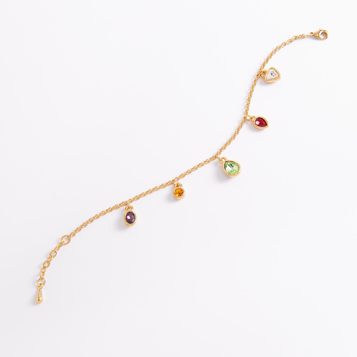 Colorida pulsera en baño de oro, con dijes en forma de gota en varios colores. Combínala con tu collar y aretes.
-        Pulsera
-        18 cm + 2 cm ext.
-        Baño de Oro 18k
-        Piedras en tono rojo, verde, cristal, ámbar y púrpura