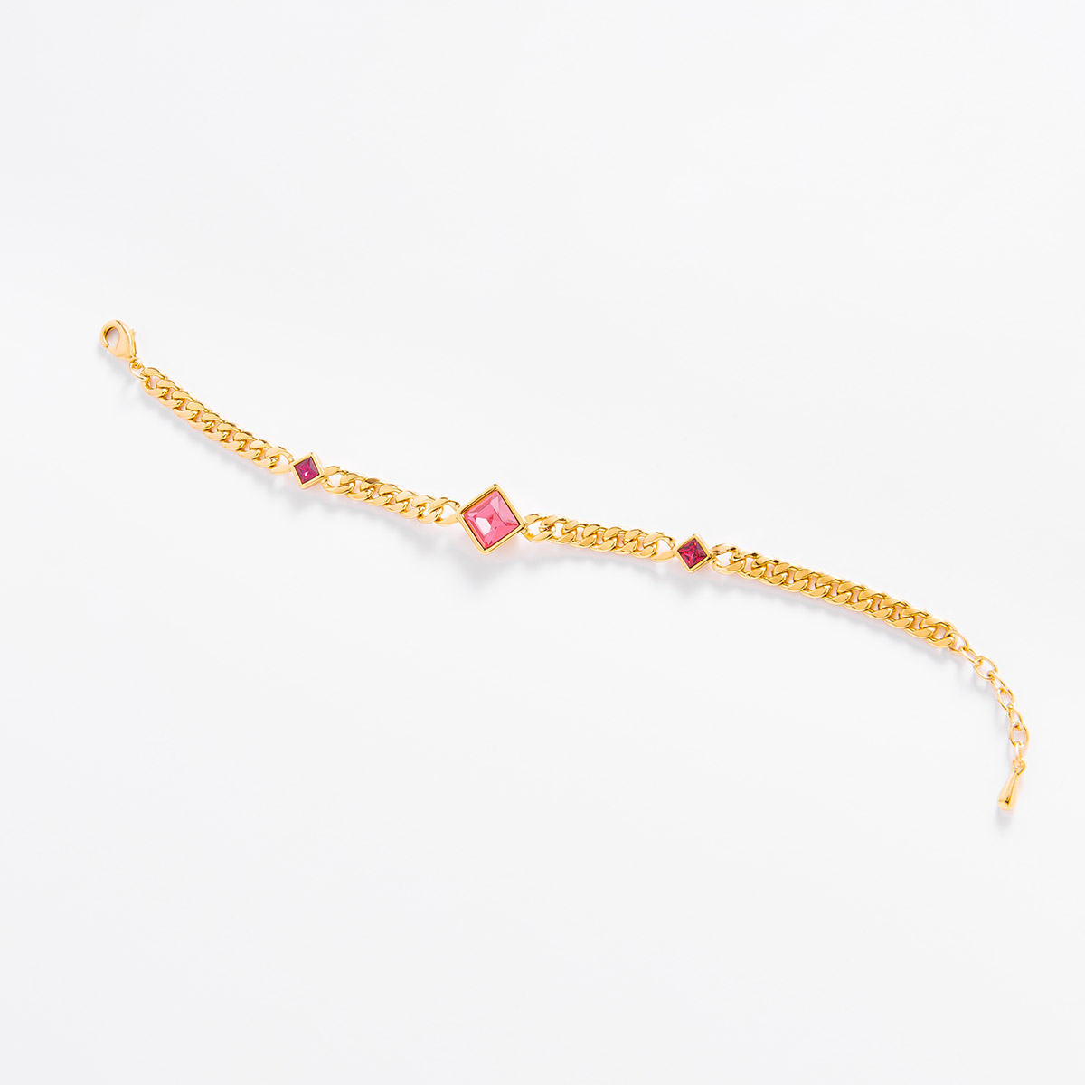 Tres piedras en tono rosa, una resaltando al centro y más grande que las otras dos, conforman esta pulsera de eslabones en baño de oro. Combínala con tu collar y aretes.
-        Pulsera
-        18 cm + 2 cm.
-        Baño de Oro 18k