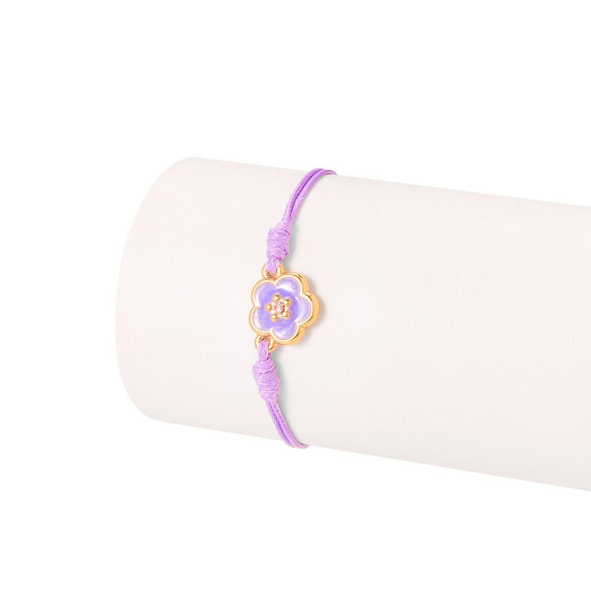 Pulsera compuesta por un cordón en tono violeta, con un dije en forma de flor en baño de oro, con esmalte en tono morado y una piedra incrustada al centro en tono lila. Combínalo con tu collar y aretes.
-Pulsera
-Medida ajustable
-Baño de Oro 18k
-Piedra en tono lila
-Cordón en tono violeta
-Esmalte en tono morado
