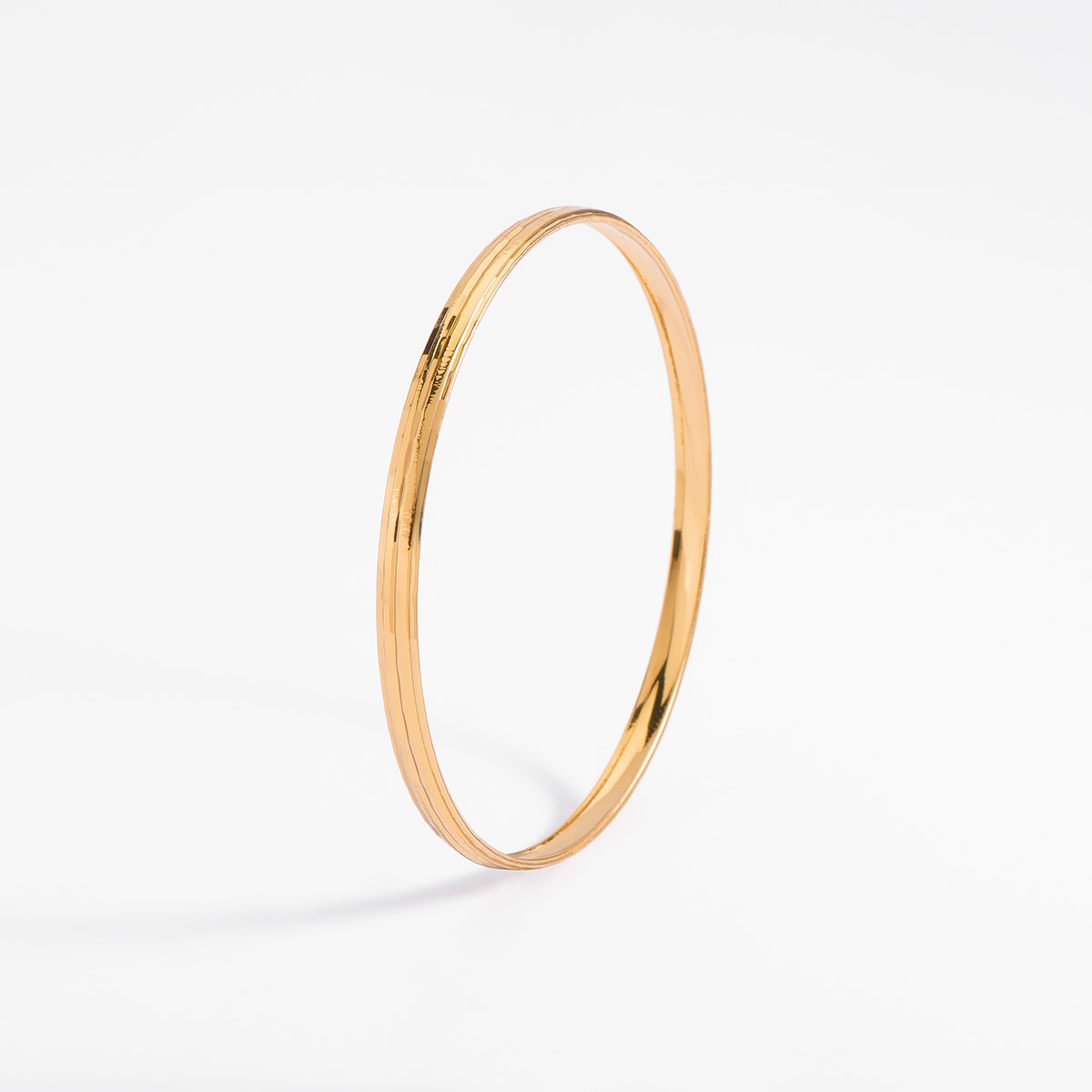 Un brazalete que destaca por su acabado liso, en baño de oro. Ideal para complementar con joyería dorada.
-        Pulsera
-        Medida única
-        Baño de Oro 18k