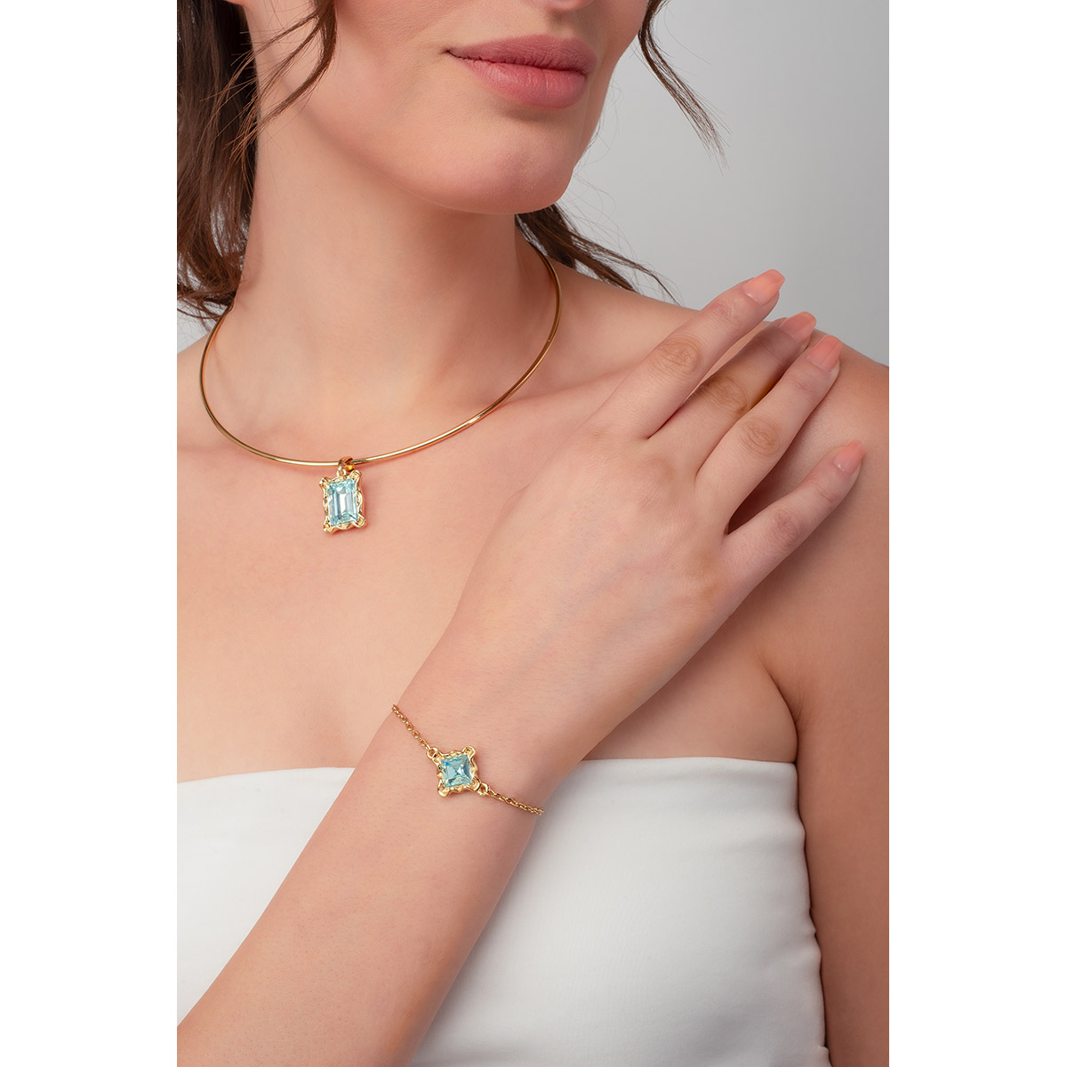 Pulsera con una delicada cadena en baño de oro, incrustada con una piedra en tono aguamarina al centro. Combínala con tu collar y tus aretes.
-Pulsera
-Medida Ajustable
-Baño de Oro 18k
-Piedra en tono aguamarina