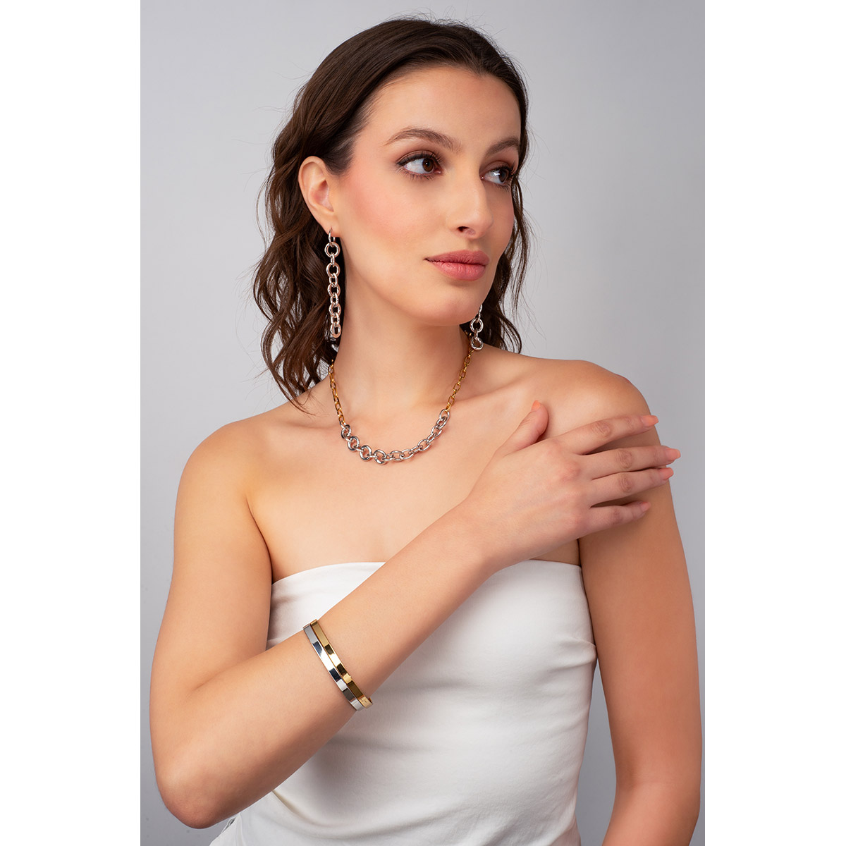 El brillo del oro y el platino se combinan en este set de 2 brazaletes con forma cuadrangular. Combínalos con tus joyas favoritas.
-        Set de 2 pulseras
-        Medida Única
-        Baño de Oro 18k 
-        Baño de Platino