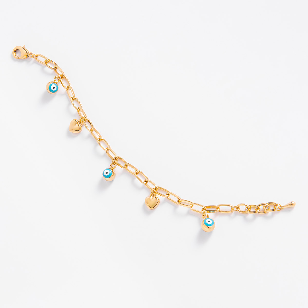 El amor y la buena fortuna se conjugan en esta pulsera en baño de oro, con cincos dijes de dos diseños diferentes: un corazón y un ojo turco. Combínala con tus aretes y collar.
-        Pulsera
-        18 cm + 2 cm ext.
-        Baño de Oro 18k
-        Esmalte en tono azul claro, blanco y negro