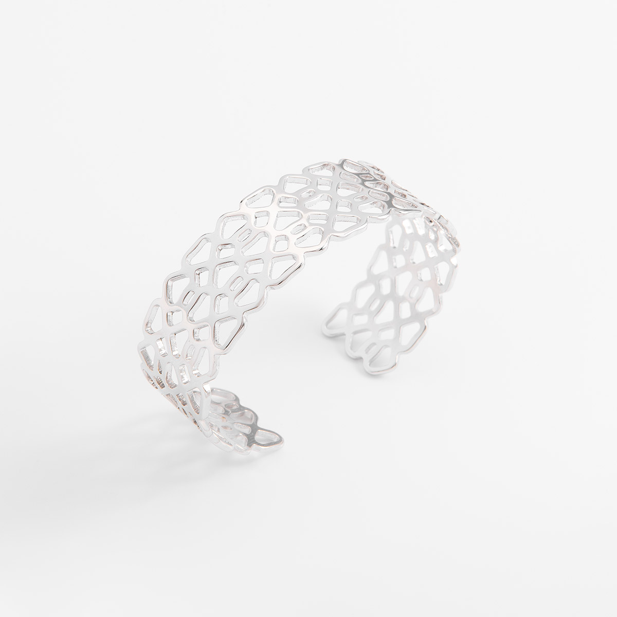 Brazalete con un diseño contemporáneo. De estructura abierta y entrelazada que forman un patrón geométrico, en baño de Platino.
-Pulsera
-Medida ajustable
-Baño de Platino