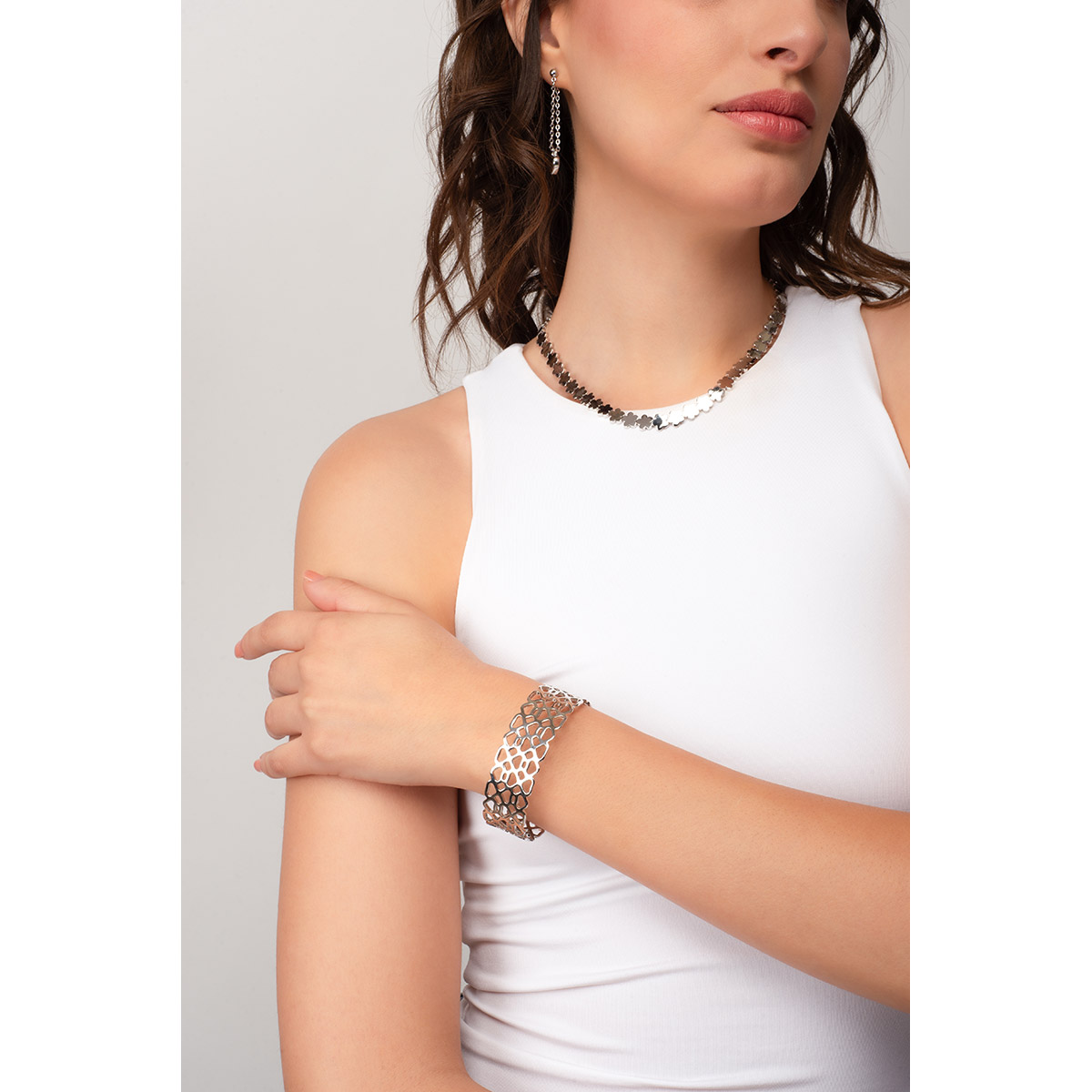 Brazalete con un diseño contemporáneo. De estructura abierta y entrelazada que forman un patrón geométrico, en baño de Platino.
-Pulsera
-Medida ajustable
-Baño de Platino