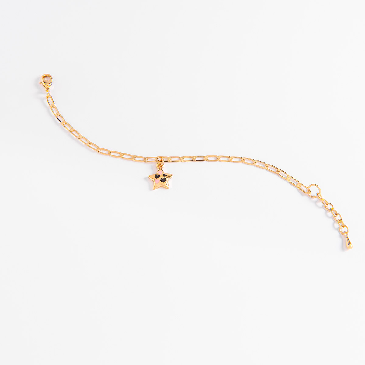 Pulsera en baño de oro de finos eslabones ovalados, con un dije al centro con forma de estrellado, con corazones esmaltados en tono negro y rosa. Combínalo con tu collar.
-        Pulsera
-        18 cm + 2 cm ext.
-        Baño de Oro 18k
-        Esmalte en tono negro y rosa