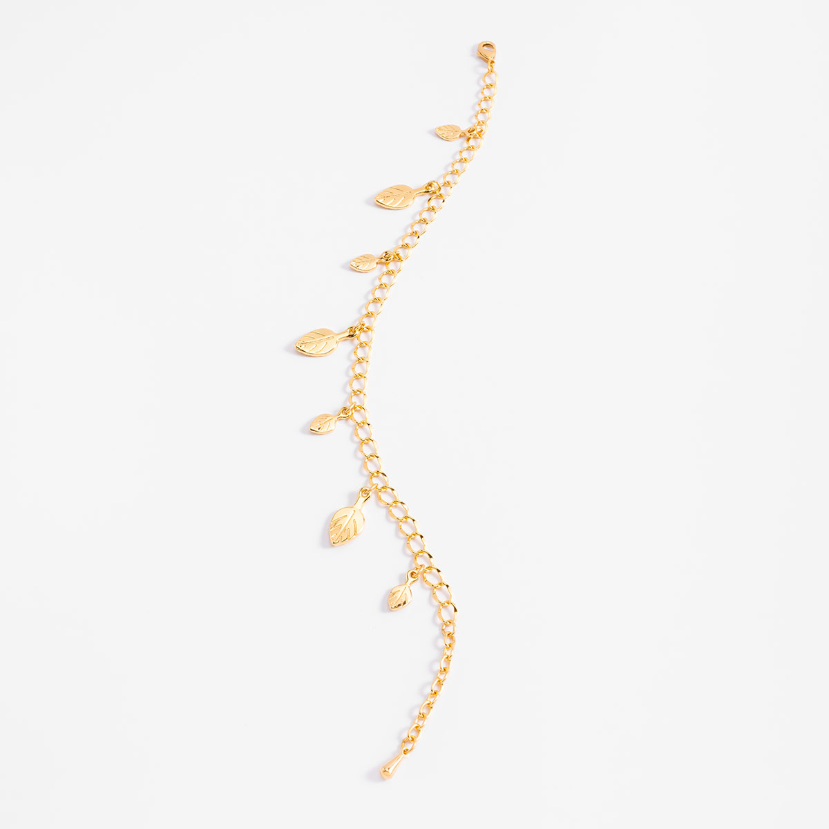 Pulsera en baño de oro con charms de hojas que aporta un toque moderno y sofisticado, perfecta para realzar tu estilo en cualquier ocasión.