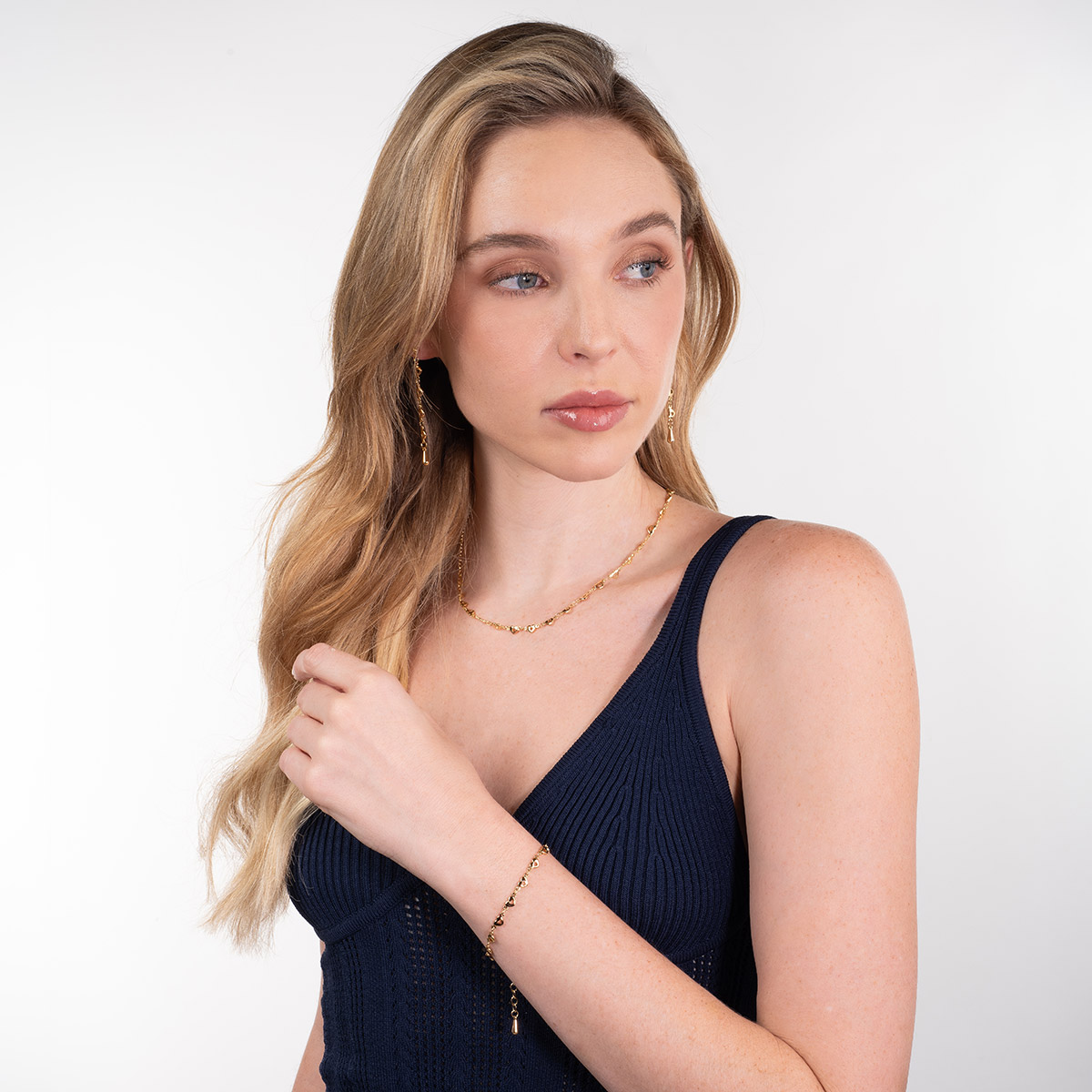Pulsera en baño de oro con mini corazones calados delicados