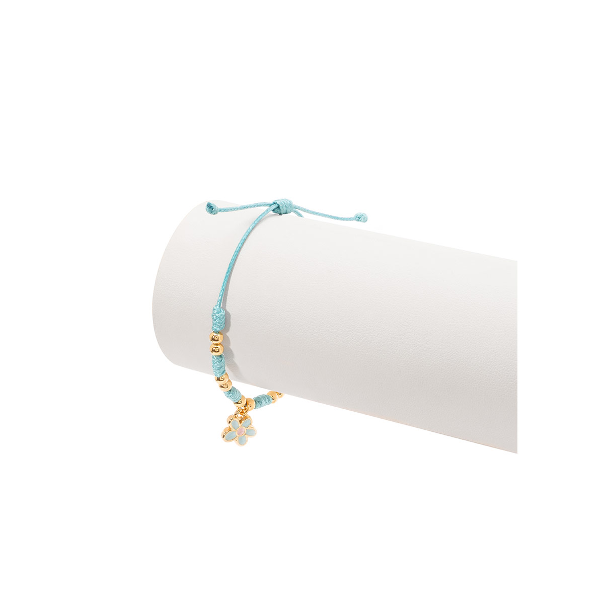 Pulsera ajustable en baño de oro con cuentas en tono turquesa y dije de flor, perfecta para destacar cualquier estilo con un toque moderno.