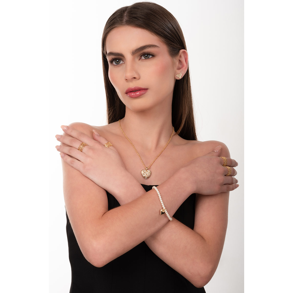Pulsera con perlas en tono crema y dije de corazón en baño de oro ideal para realzar tu estilo y aportar un toque sofisticado a tu look diario.
