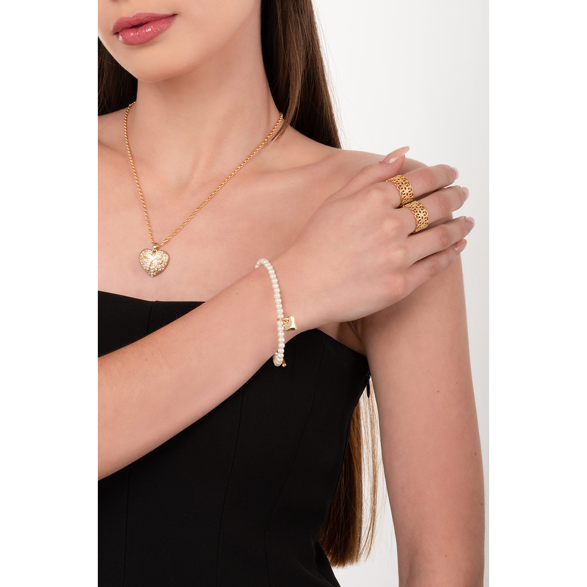 Pulsera con perlas en tono crema y dije de corazón en baño de oro ideal para realzar tu estilo y aportar un toque sofisticado a tu look diario.