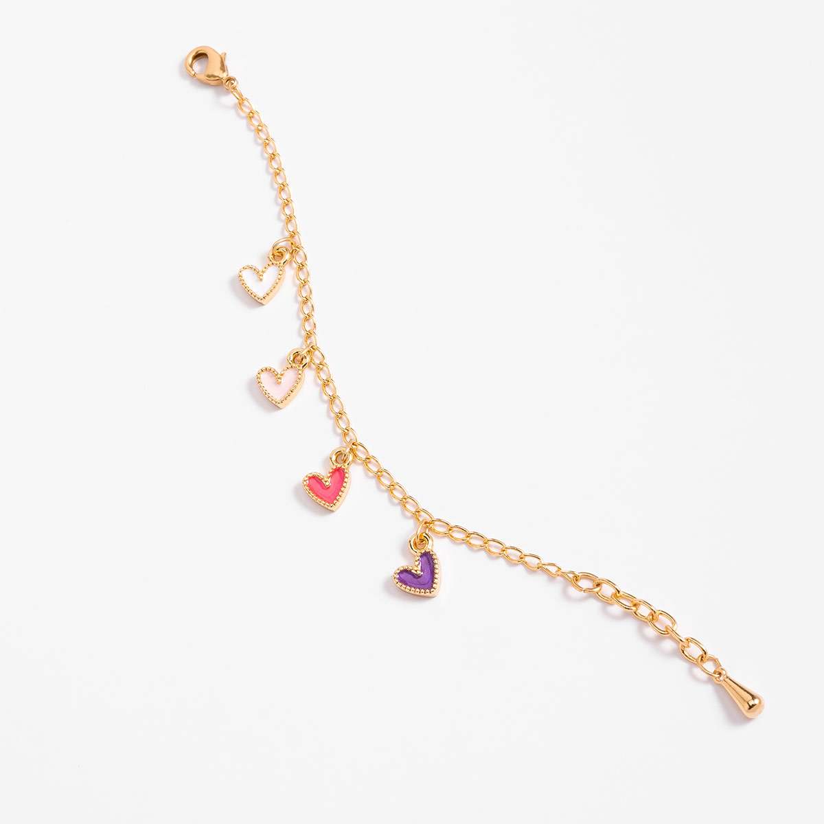 Pulsera en baño de oro con dijes de corazones en esmalte tonos pastel rosa morado beige y blanco que añade un toque sofisticado a cualquier look.