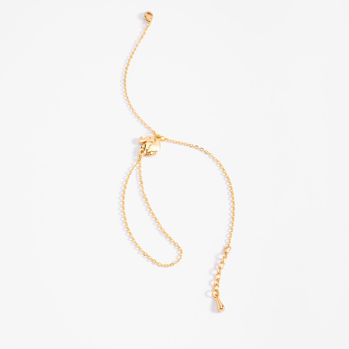Pulsera en baño de oro con dije de elefante y doble cadena, un diseño distintivo que resalta la personalidad y añade un toque contemporáneo