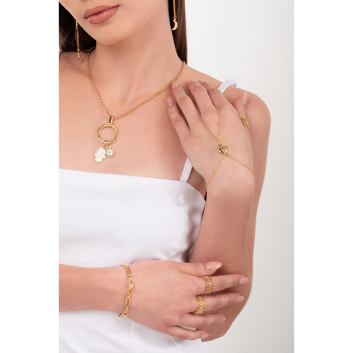 Pulsera en baño de oro con dije de elefante y doble cadena, un diseño distintivo que resalta la personalidad y añade un toque contemporáneo
