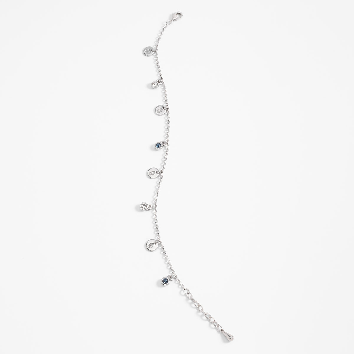 Pulsera en baño de rodio con dijes circulares y detalles en azul brillante que aporta sofisticación y realza cualquier look.