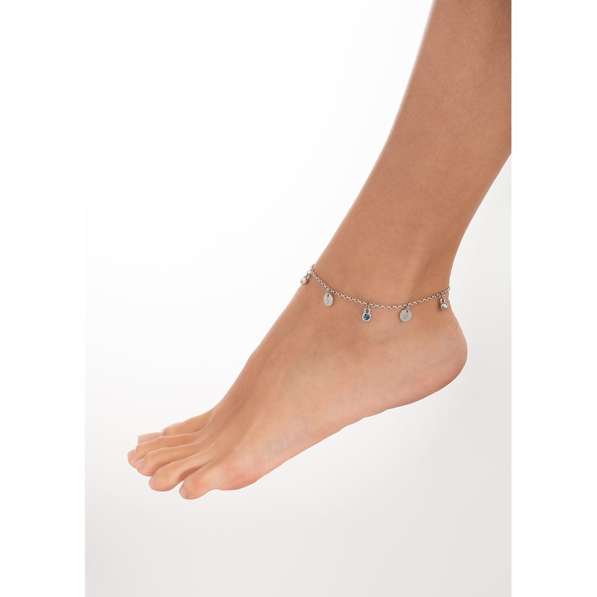 Pulsera en baño de rodio con dijes circulares y detalles en azul brillante que aporta sofisticación y realza cualquier look.