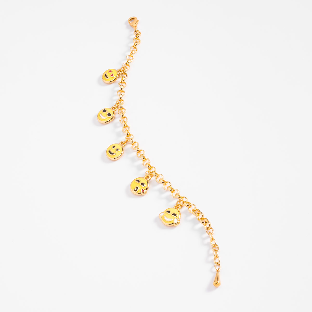 Pulsera en baño de oro con dijes de caritas en tonos amarillo, negro y rojo, perfecta para agregar un toque alegre y moderno a cualquier look.