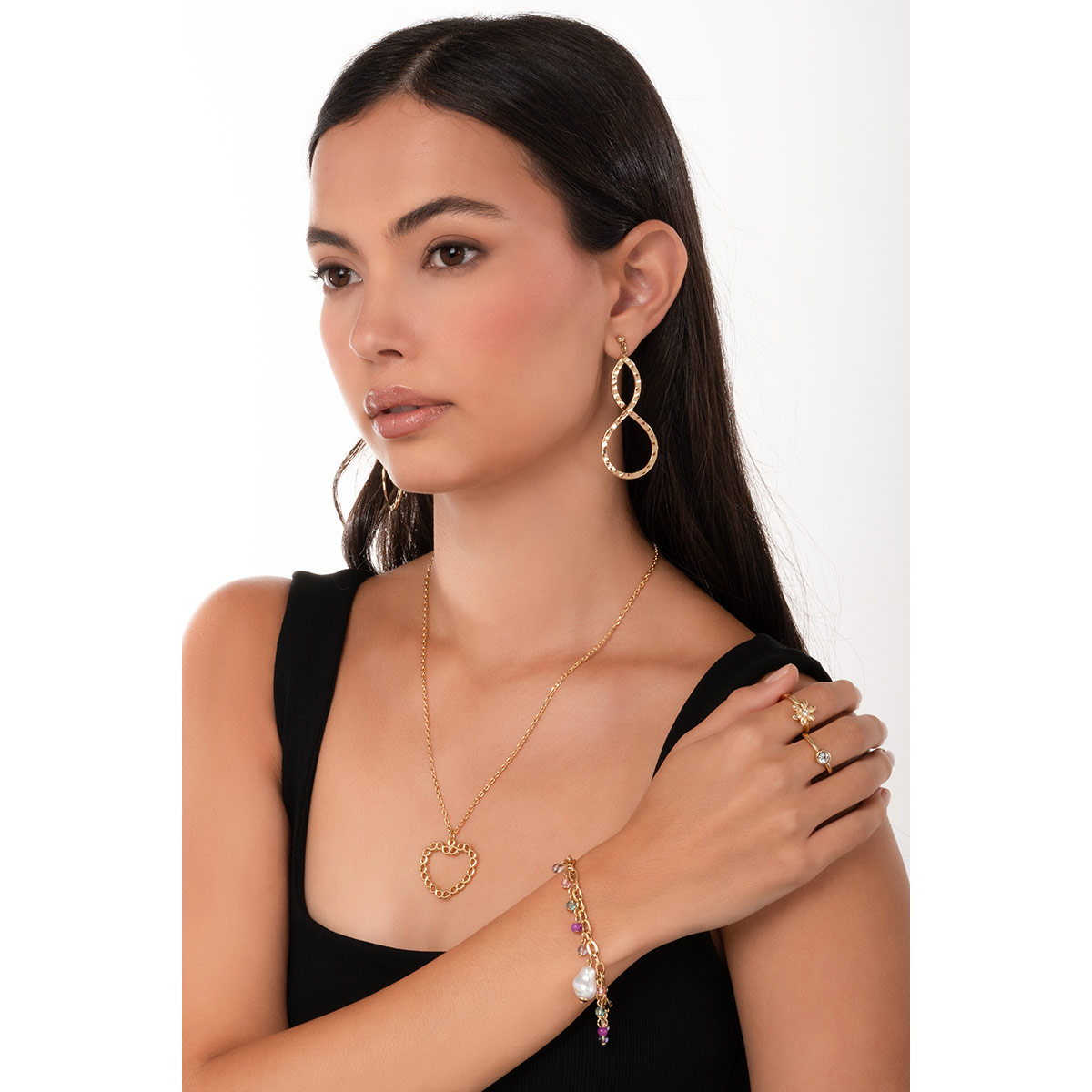 Pulsera en baño de oro con dijes en tonos crema, lila, rosa y aguamarina que aporta un toque fresco y sofisticado a cualquier look.