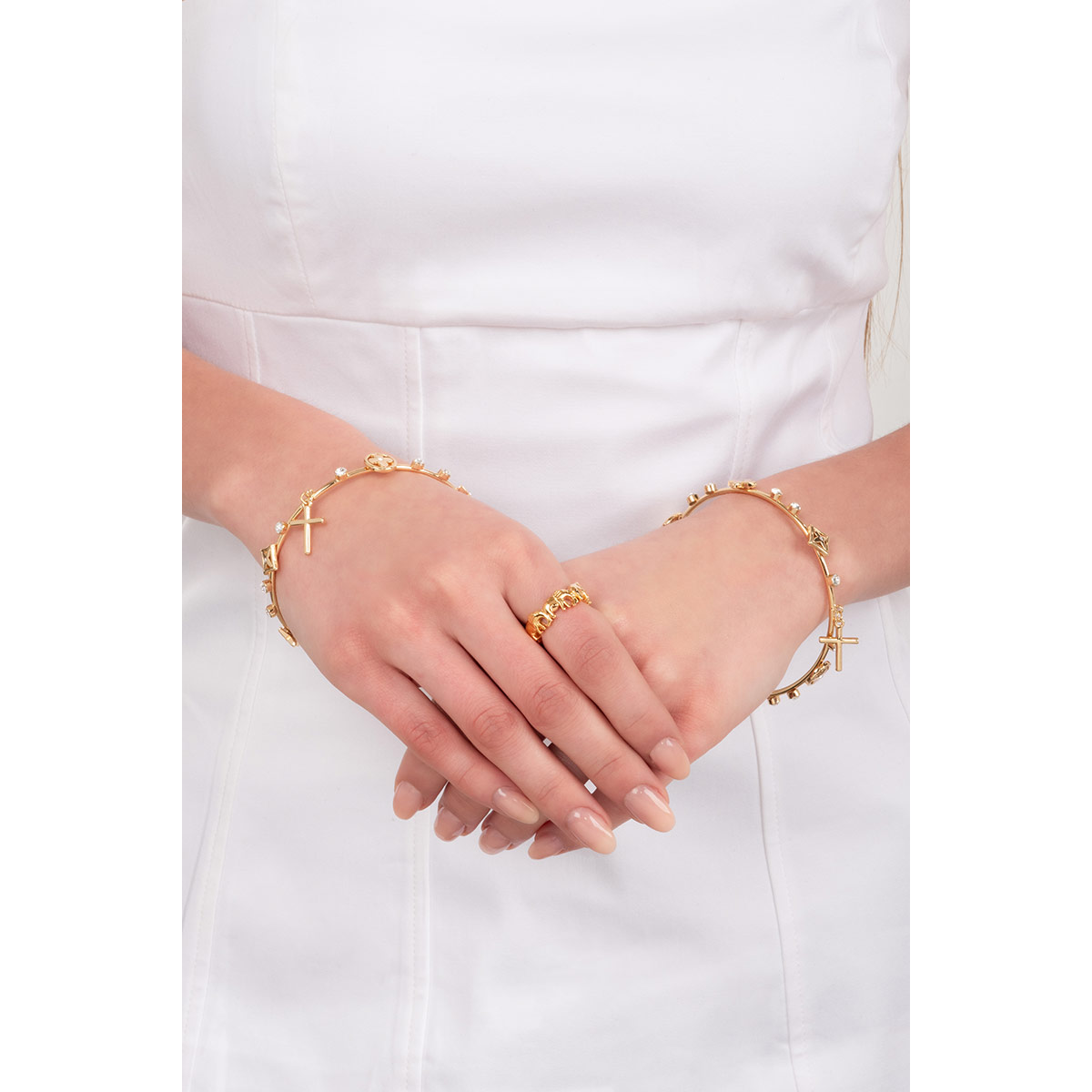 Pulsera en baño de oro que incorpora dijes y pequeños acentos brillantes para realzar tu estilo con sofisticación en cualquier ocasión.