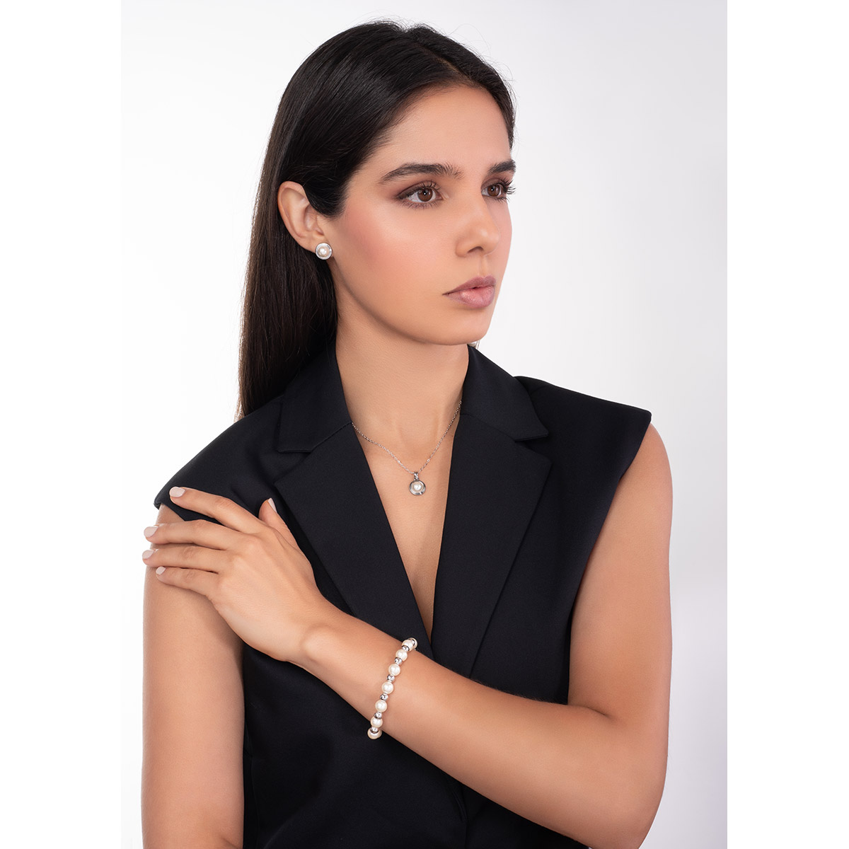Pulsera en baño de rodio combinado con esferas tono crema