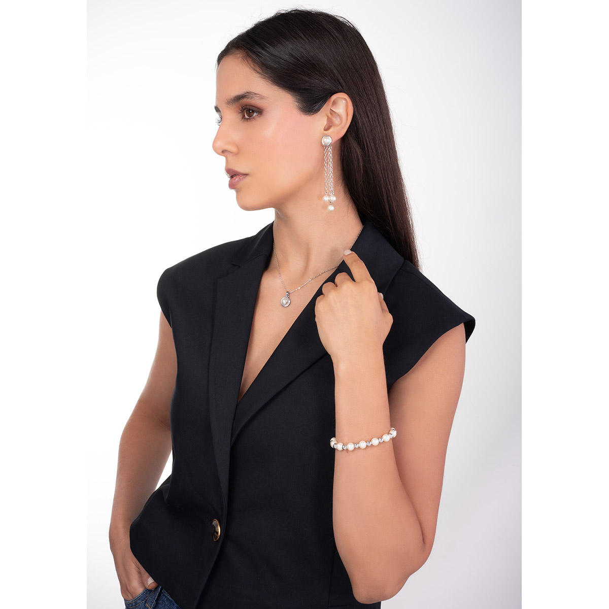Pulsera en baño de rodio combinado con esferas tono crema