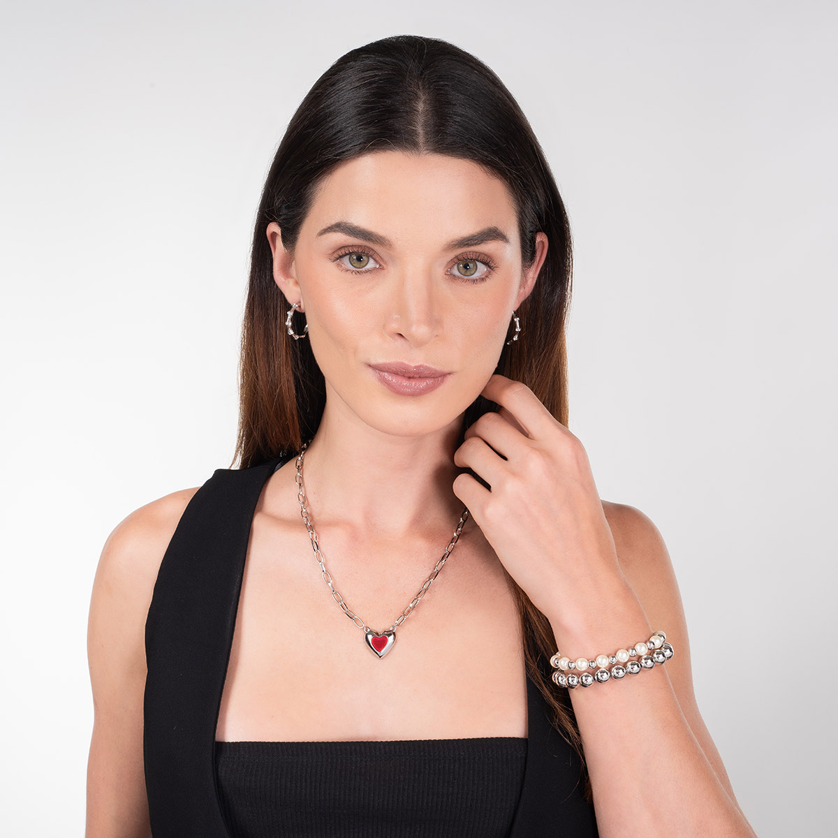 Pulsera en baño de rodio combinado con esferas tono crema