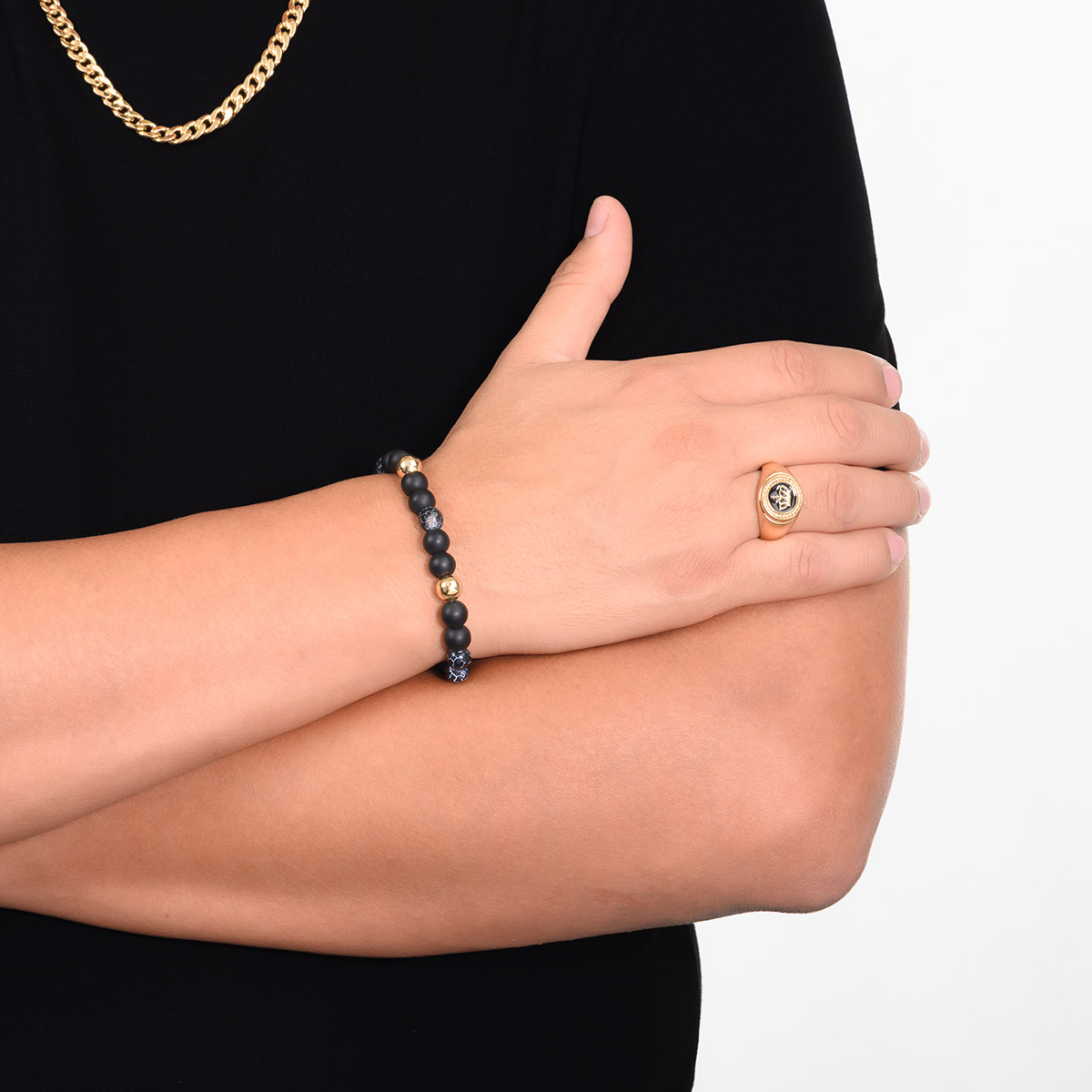 Pulsera en baño de oro cuentas negras y doradas diseño moderno