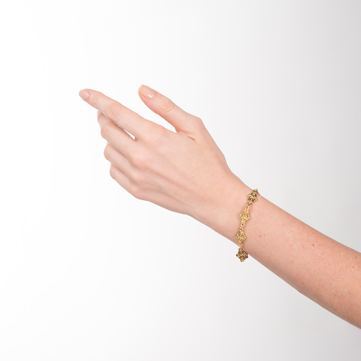 Pulsera en baño de oro eslabones diseño geométrico repujado