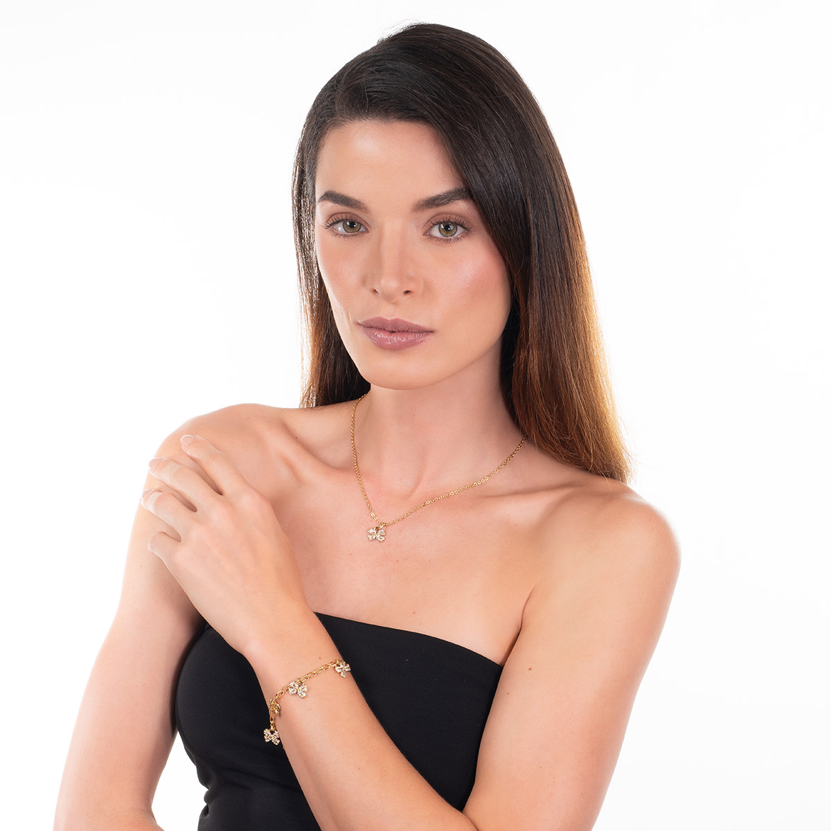 Pulsera en baño de oro dijes moño piedras toque brillante