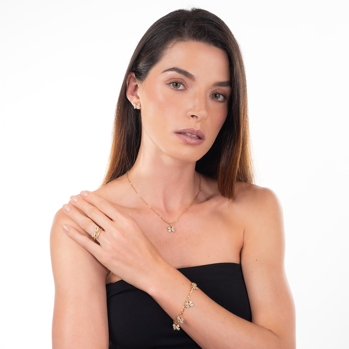 Pulsera en baño de oro dijes moño piedras toque brillante