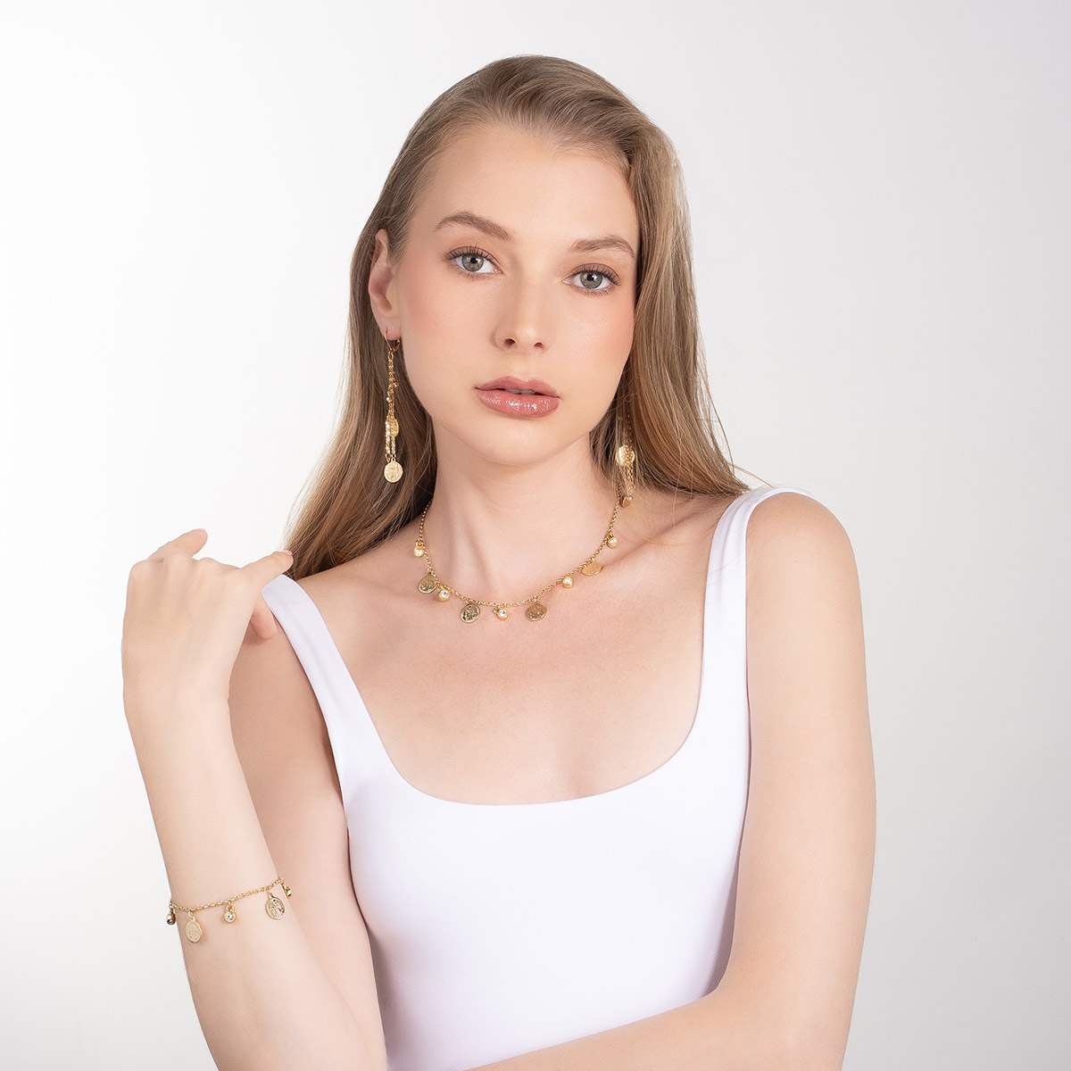 Pulsera en baño de oro dijes de moneda y piedras brillante