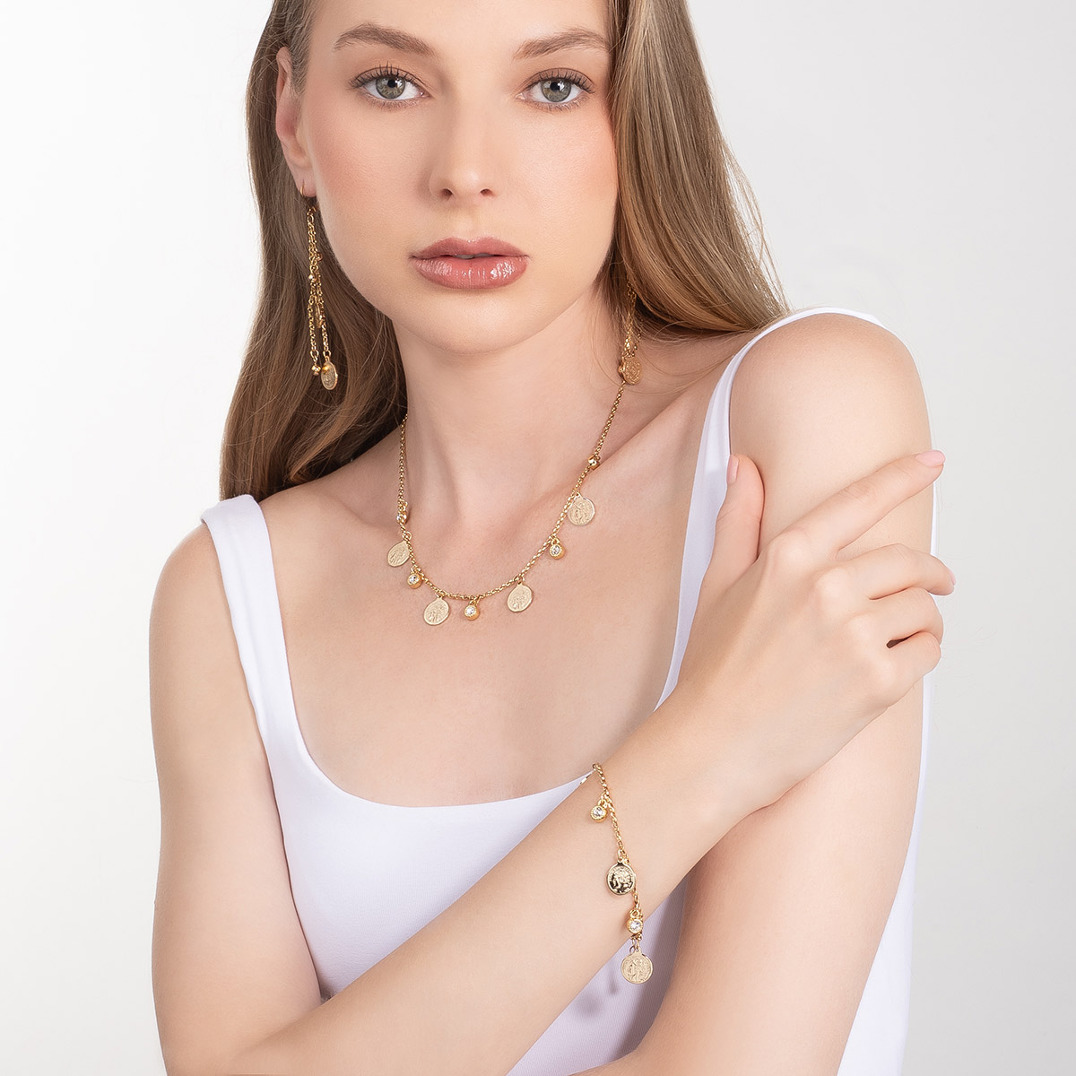 Pulsera en baño de oro dijes de moneda y piedras brillante