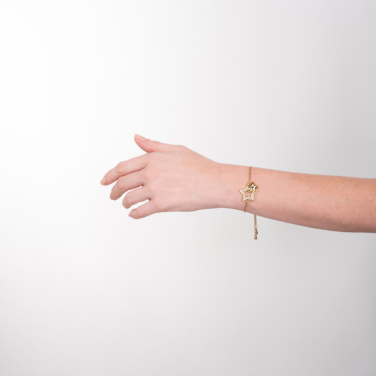 Pulsera en baño de oro con estrellas caladas y toque brillante