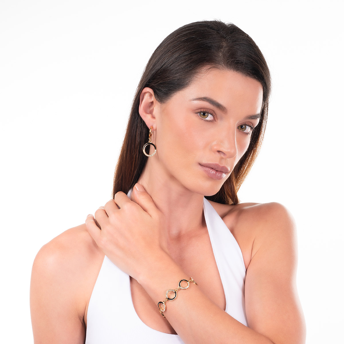 Pulsera en baño de oro círculos negro y piedras brillante