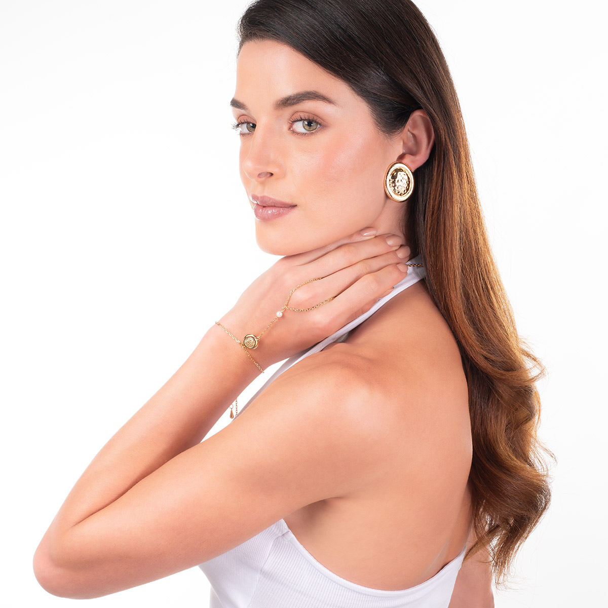 Pulsera en baño de oro medallón central perla crema cadena fina