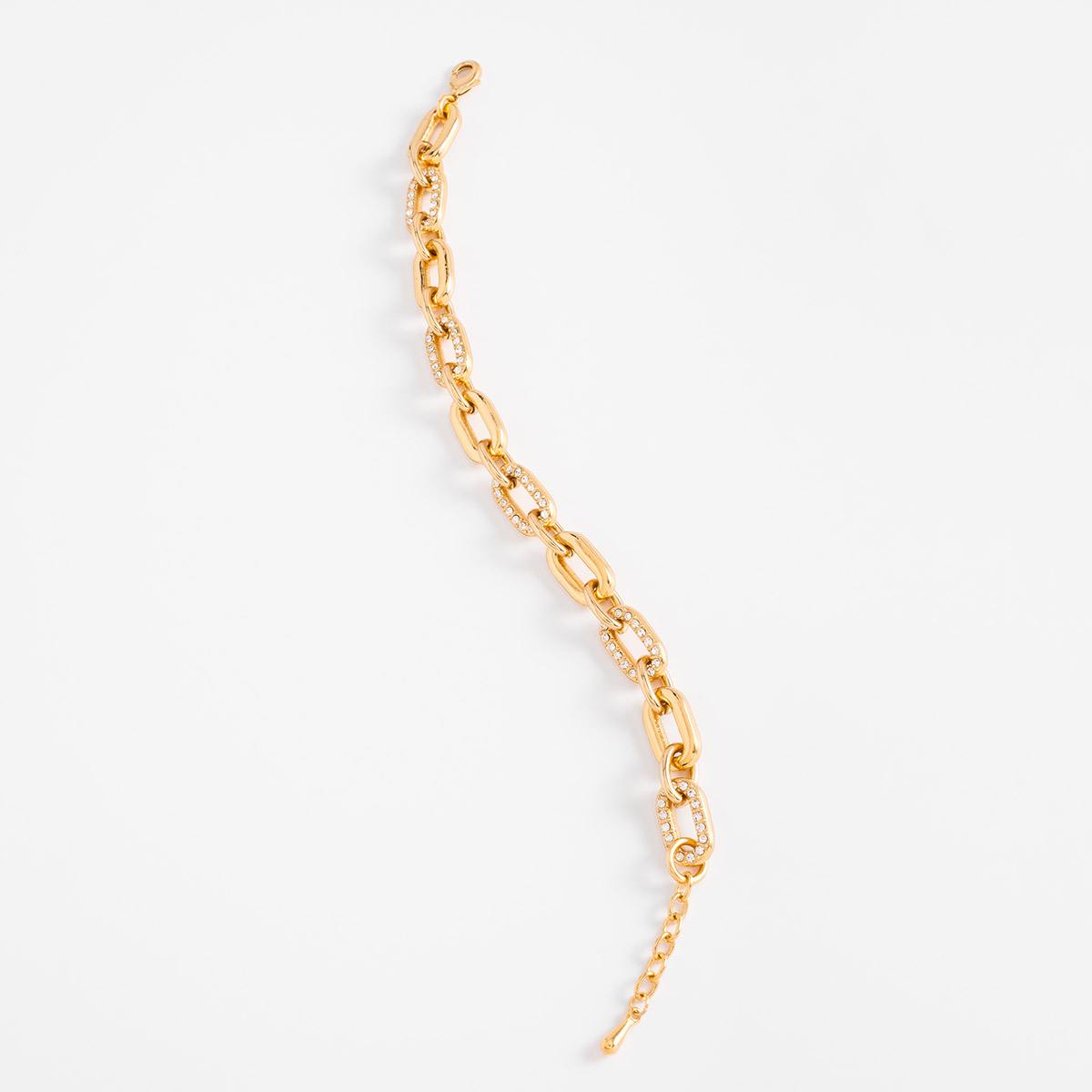 Pulsera en baño de oro con eslabones y detalles de piedras en tono cristal, perfecta para dar un toque brillante y distinguido a cualquier estilo.