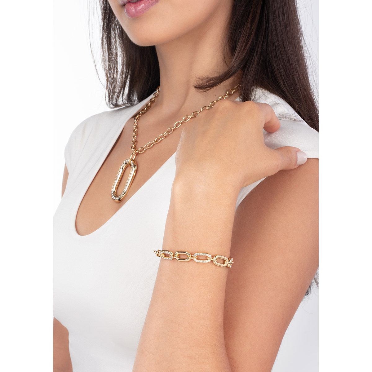 Pulsera en baño de oro con eslabones y detalles de piedras en tono cristal, perfecta para dar un toque brillante y distinguido a cualquier estilo.