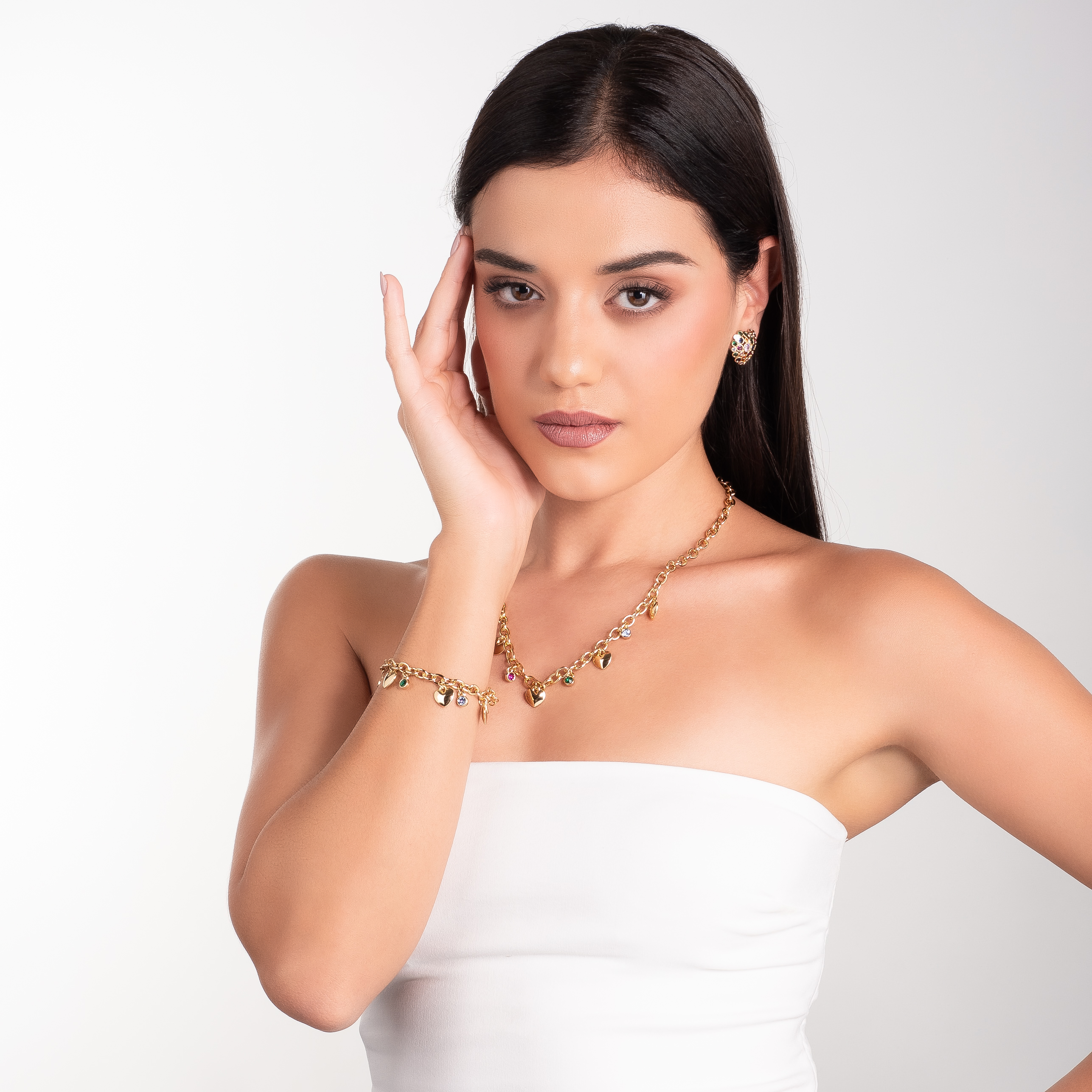 Pulsera en baño de oro con dijes de corazones y piedras