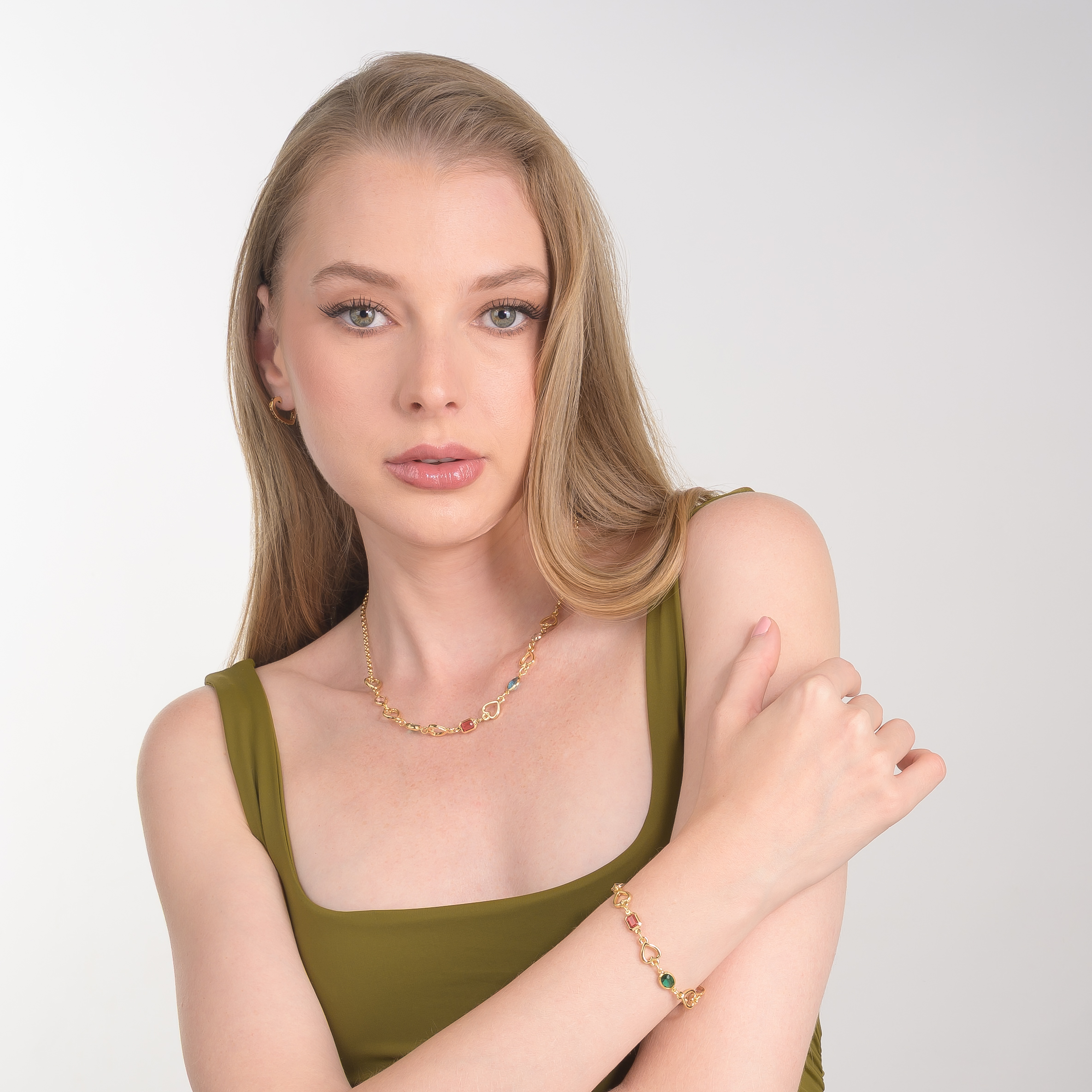 Pulsera en baño de oro con eslabones de corazones y piedras