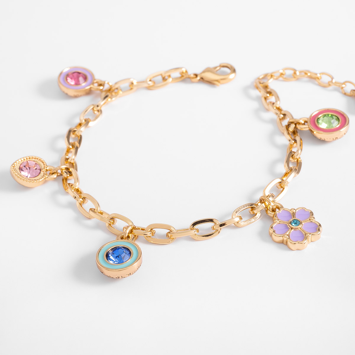 Pulsera en baño de oro dijes coloridos y esmalte pastel 18 cm