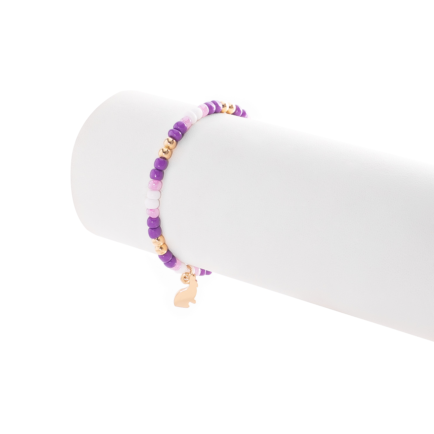 Pulsera en baño de oro con cuentas en tonos morado y rosa decorada con un dije de conejo liso