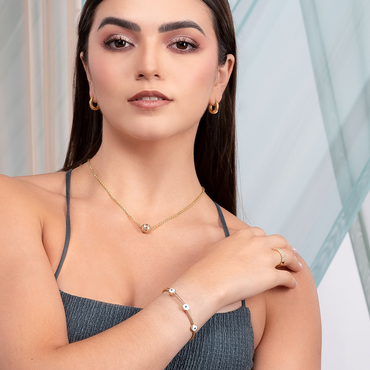 Pulsera rígida en baño de oro con dijes de ojo turco 6 cm