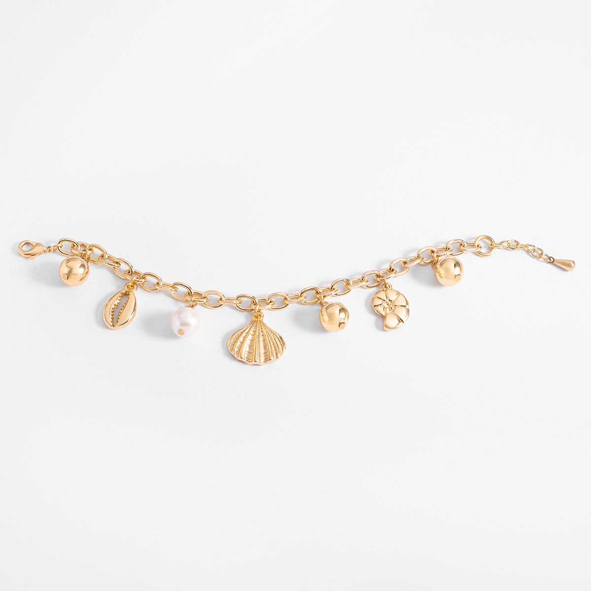 Pulsera en baño de oro con dijes marinos y perla sintética