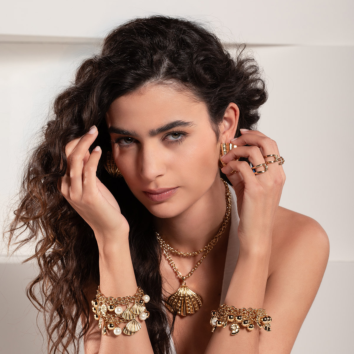 Pulsera en baño de oro con dijes marinos y perla sintética