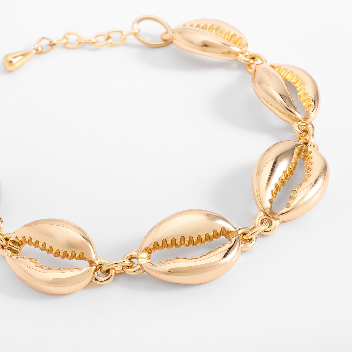 Pulsera en baño de oro con eslabones de concha moderna
