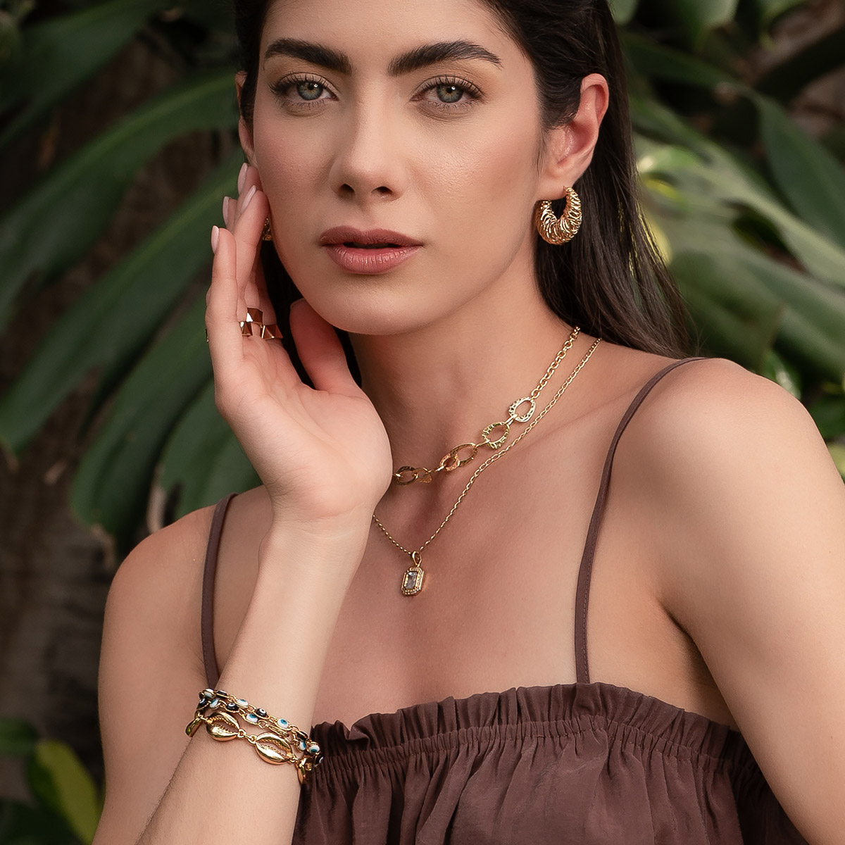 Pulsera en baño de oro con eslabones de concha moderna