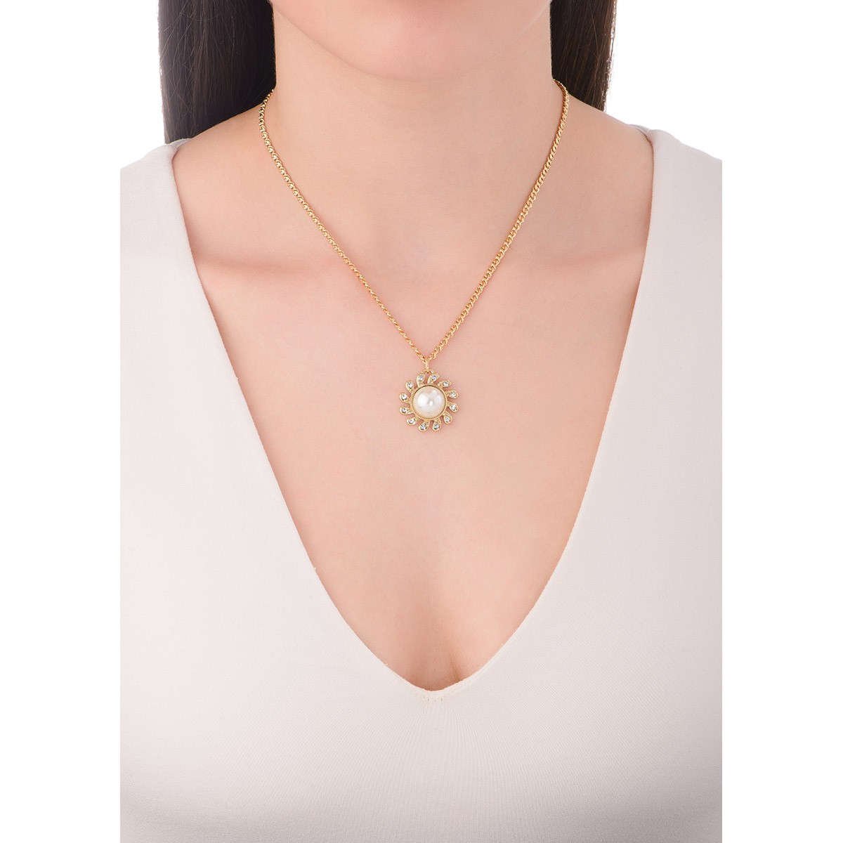 Elegante collar en baño de oro 18k con dije en forma de sol radiante. En el centro del dije, una perla en tono crema, rodeada por rayos adornados con pequeñas piedras en tono cristal que añaden un toque de destello y sofisticación. El diseño en forma de sol aporta un aire cálido y luminoso, haciendo de este collar una pieza perfecta para ocasiones especiales o para añadir un toque de elegancia a tu look diario.                                                                                                            -        Collar
-        42 cm + 10 cm ext.
-        Baño de oro
-        Piedra en tono cristal
-        Perla en tono crema