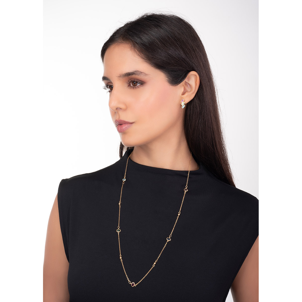 Collar en baño de oro con piedras en tonos verde, morado, azul, rosa y azul claro.