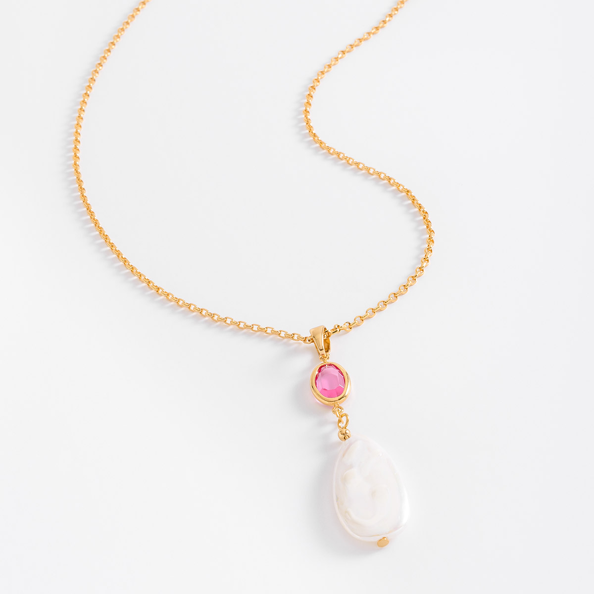 Collar con dije en baño de oro con piedra rosa y crema