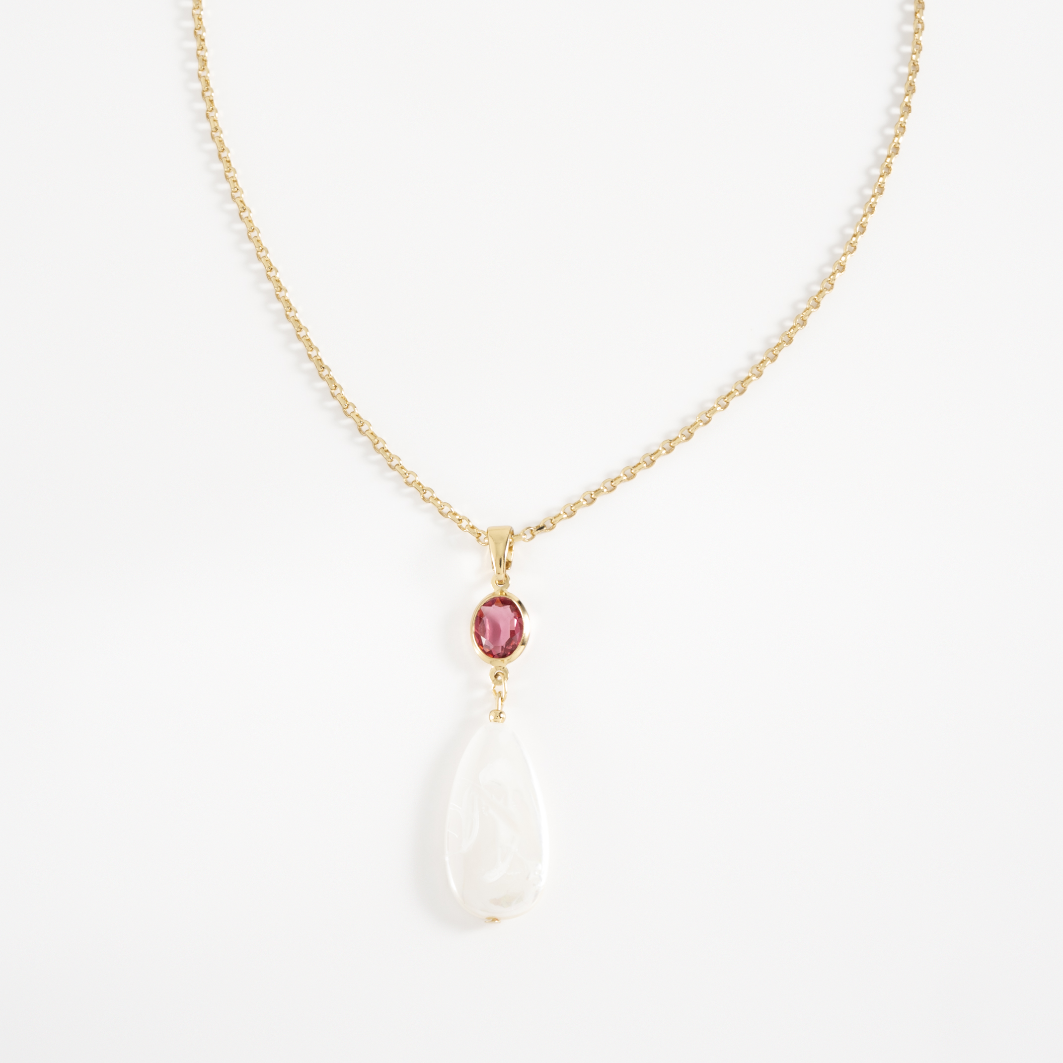 Collar con dije en baño de oro con piedra rosa y crema